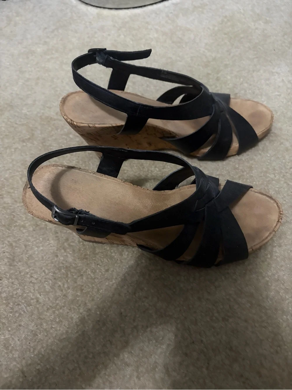 Aerosoles black strappy wedge sandals in women’s size 8.5